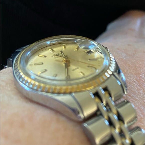 Timex Water Resist Watch. Two tone Face, Date, Silver Bracelet, Women’s 6” Wrist - Picture 2 of 5